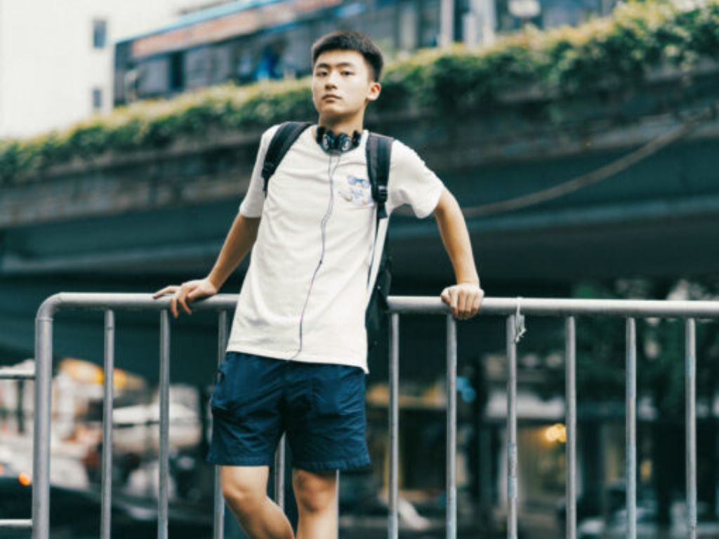 Bạn nên ưu tiên chiếc áo vừa vặn để có hình ảnh áo thun nam đẹp