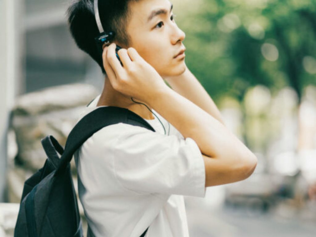 Bạn có thể phối phụ kiên như balo hoặc tai nghe cho ảnh đẹp hơn