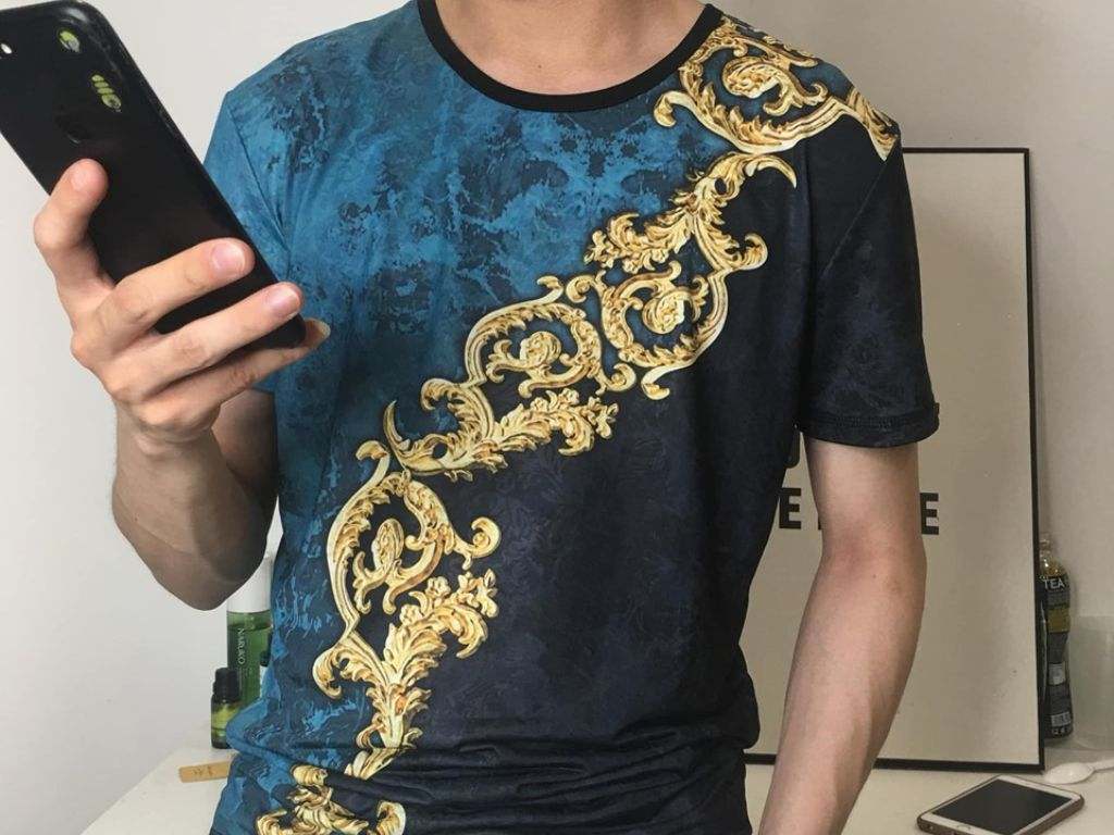 Phối màu sắc tương phản thể hiện áo phông nam cá tính