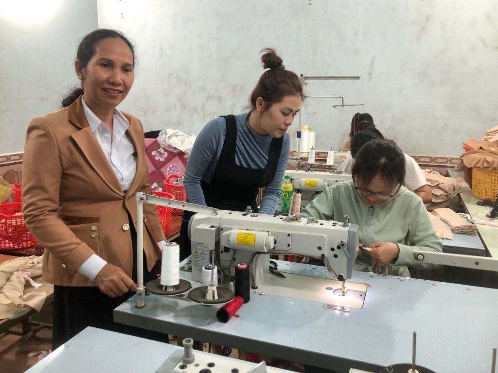 Bạn nên đến trực tiếp xưởng may để kiểm tra