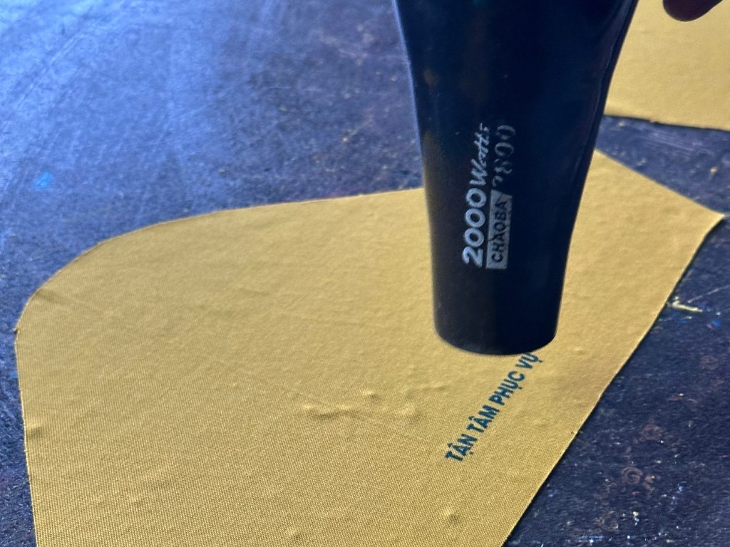 Việc sấy khô sơ bộ giúp bề mặt đủ khô để không bị lem khi in các màu tiếp theo