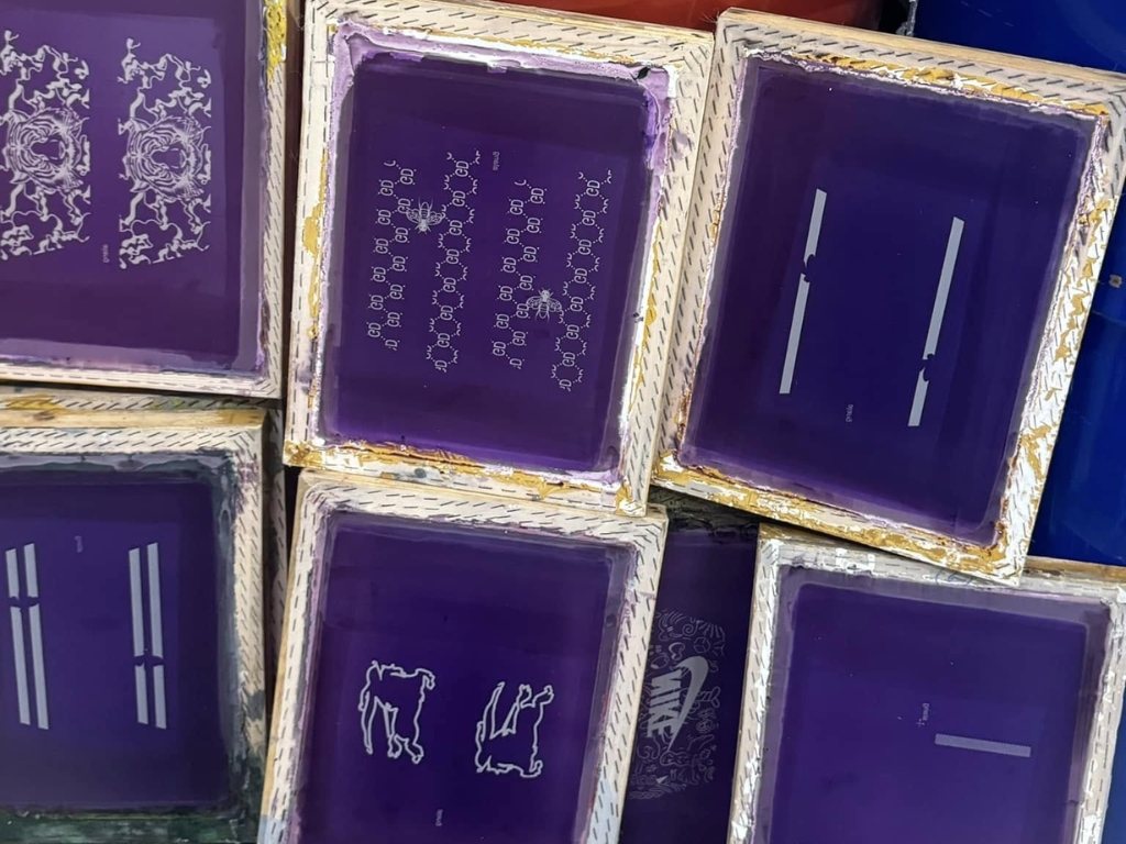 Sau khi có phim tách màu, xưởng in lụa trên vải tiến hành tạo khuôn in