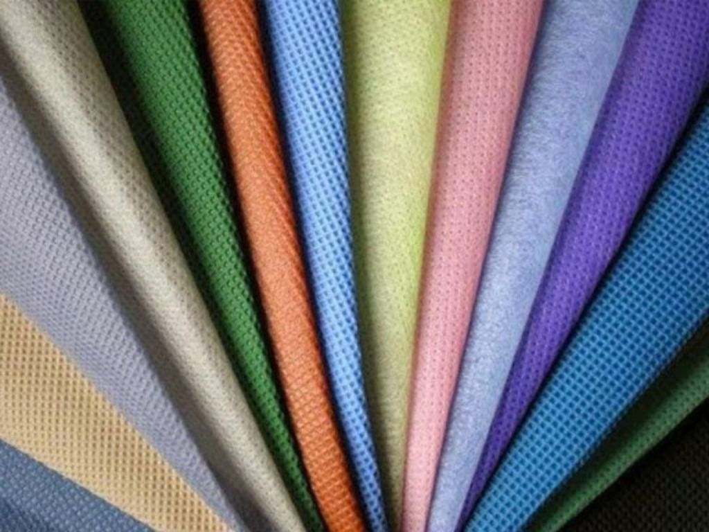 Vải Polyester bền và chắc phù hợp khi may áo khoác gió