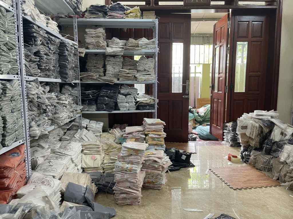 Số lượng đặt hàng cũng ảnh hưởng đến giá may áo gió đông phục