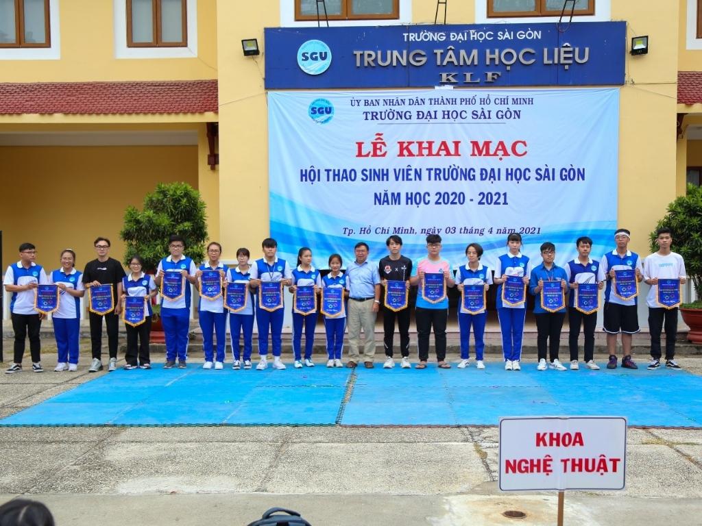 Bạn nên mang giày lịch sự khi mặc đồng phục để đảm bảo sự đồng bộ
