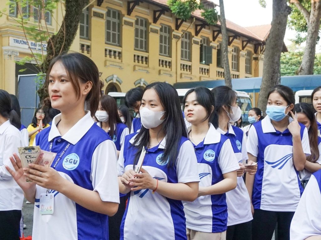 Đồng phục Đại học Sài Gòn kiểu áo polo được thiết kế với màu sắc riêng biệt