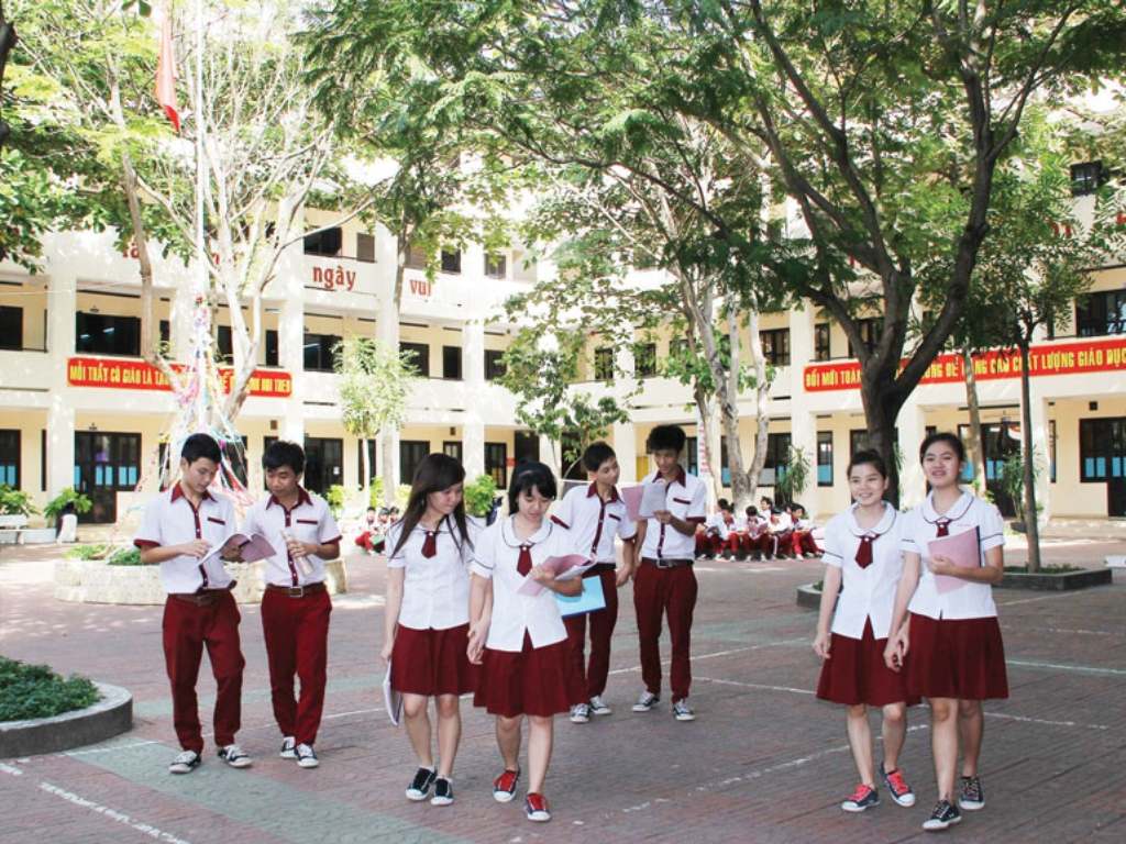 Đồng phục trường Ngô Thời Nhiệm có màu sắc hài hòa cùng kiểu dáng hiện đại