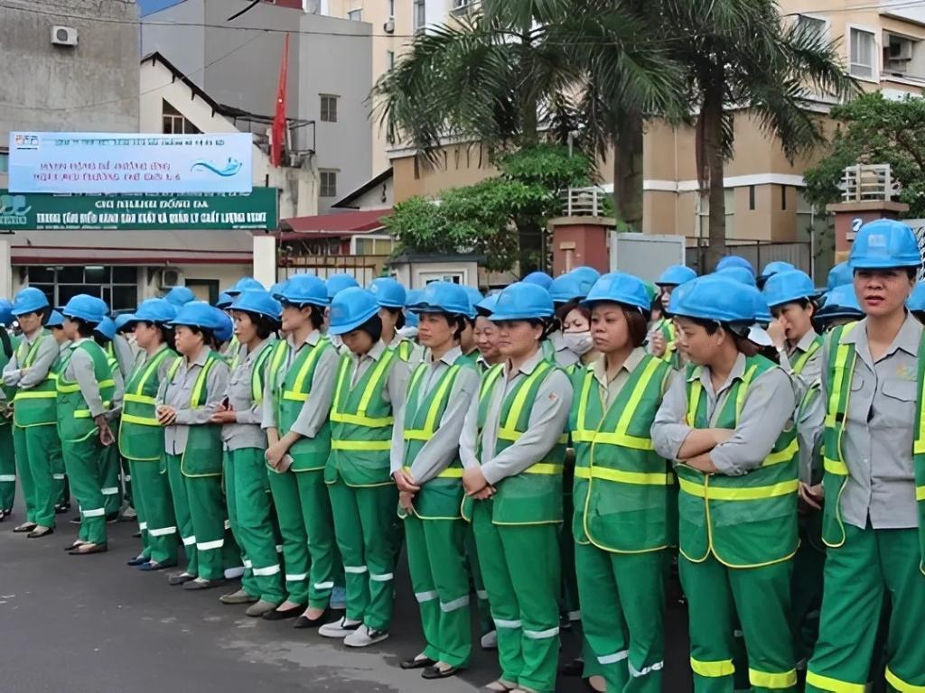 Bộ đồng phục lao công sạch sẽ, gọn gàng giúp tạo ấn tượng về sự chuyên nghiệp của tổ chức
