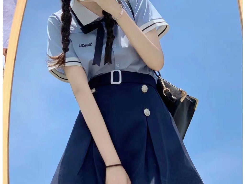 Thiết kế thắt lưng tạo điểm nhấn cho chiếc váy