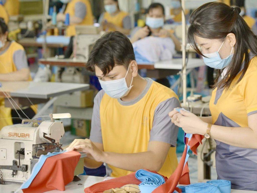 Bạn cần tìm xưởng may uy tín khi may váy đồng phục học sinh