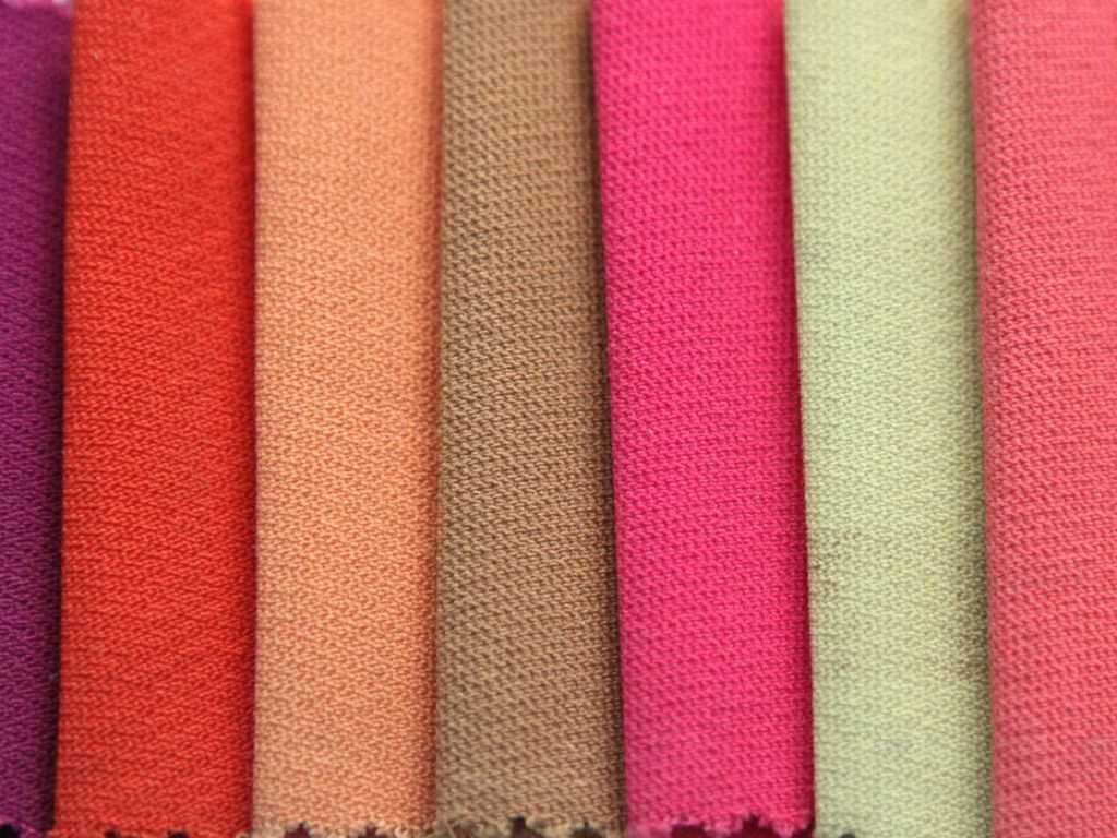 Vải tuyết mưa có đặc điểm mềm mại, thoải mái và co giãn nhẹ