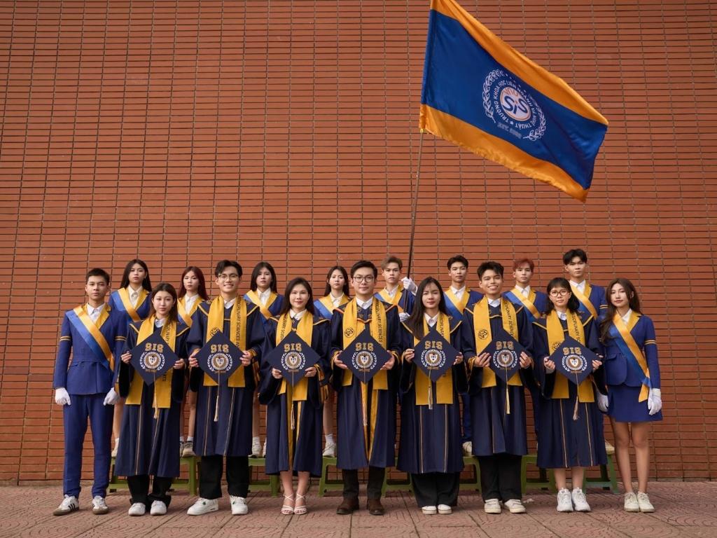 Bạn cần giữ gìn tác phong lịch sự khi mặc đồng phục Đại học Quốc gia Hà Nội