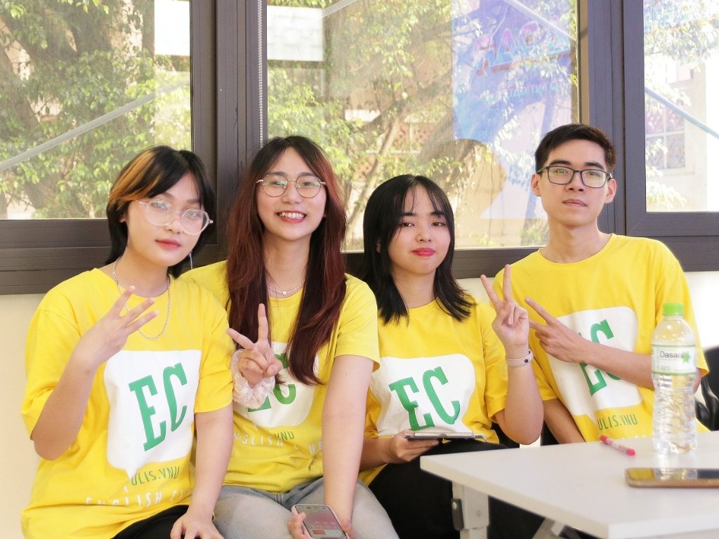 Đồng phục câu lạc bộ Tiếng Anh trường Đại học Ngoại ngữ – Đại học Quốc gia Hà Nội