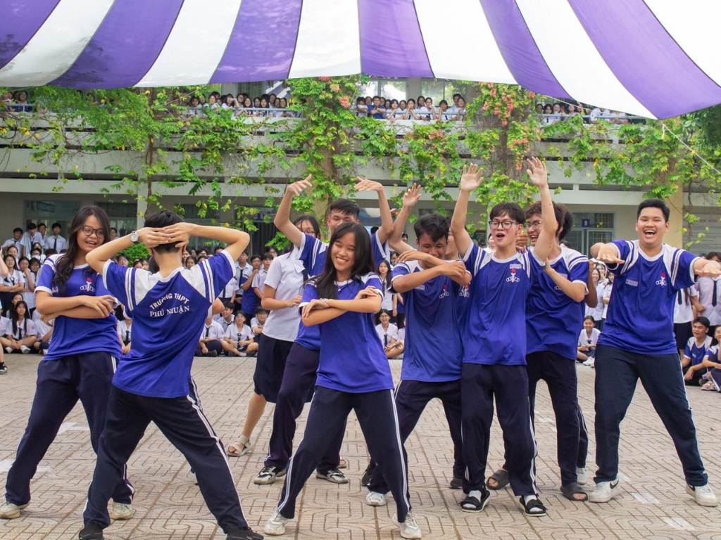 Đồng phục thể dục THPT Phú Nhuận có kiểu dáng thoải mái và năng động