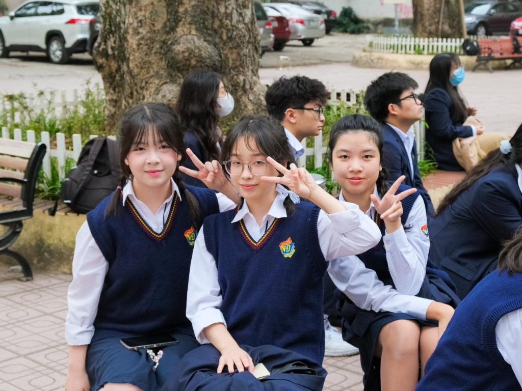 Đồng phục Việt Đức thường đi kèm với áo ghile tạo nên vẻ ngoài thanh lịch, chỉn chu