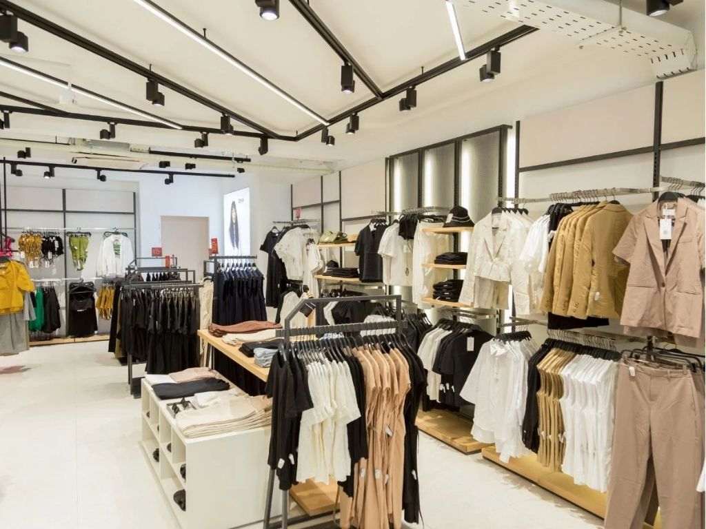 Bạn có thể đến các cửa hàng để mua đồng phục học sinh may sẵn