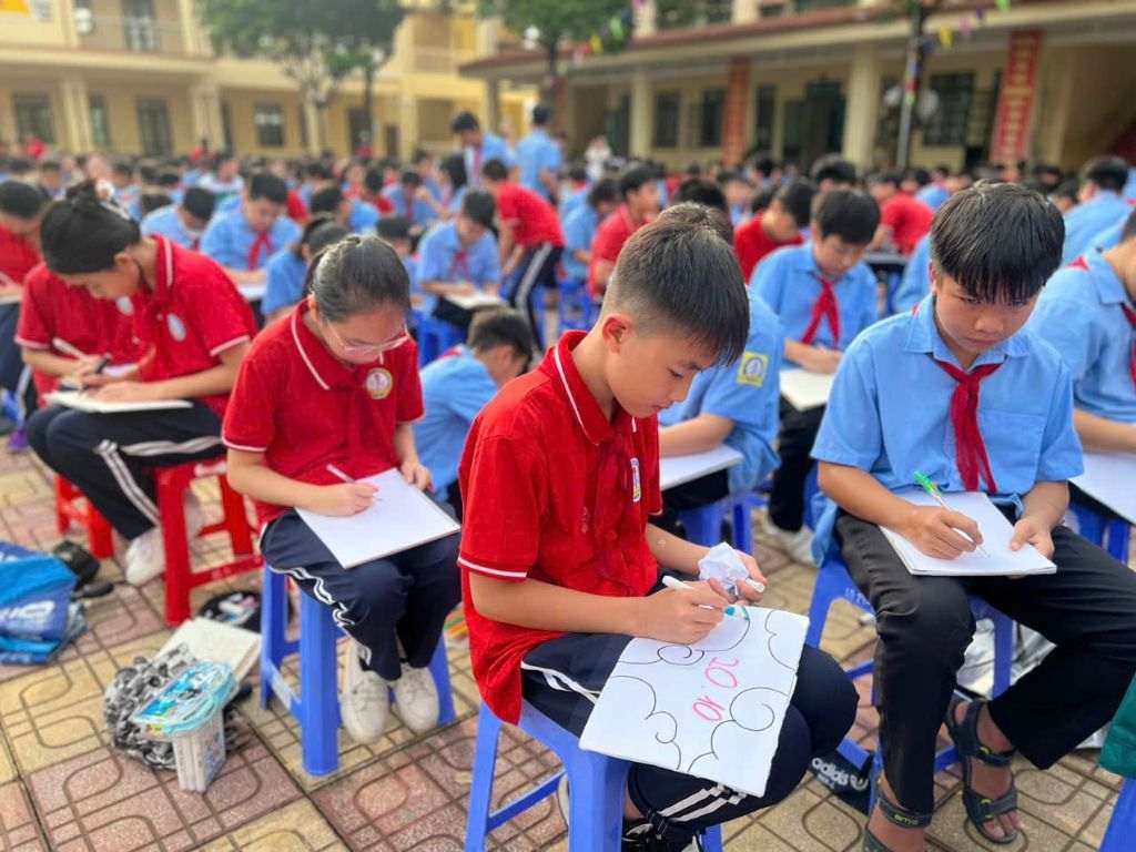 Đặt may đồng phục sẽ vừa vặn với trẻ hơn