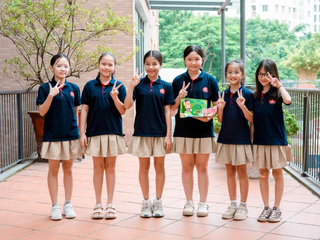 Đồng phục trường Marie Curie Hà Nội là sợi dây gắn kết tập thể lớp
