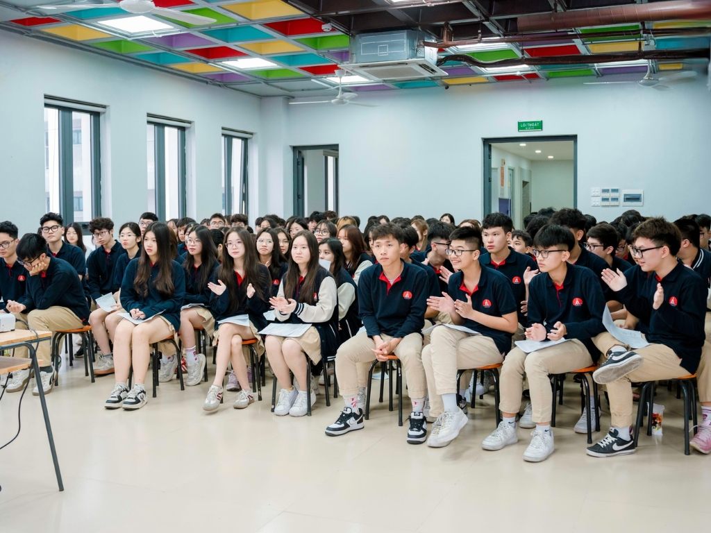 Học sinh cần mang giày đúng quy định khi mặc đồng phục học sinh trường Marie Curie