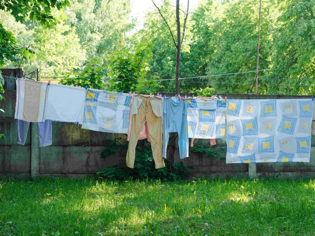 Bạn nên phơi quần áo ở nơi thoáng gió để tránh vải nhanh bị bạc màu