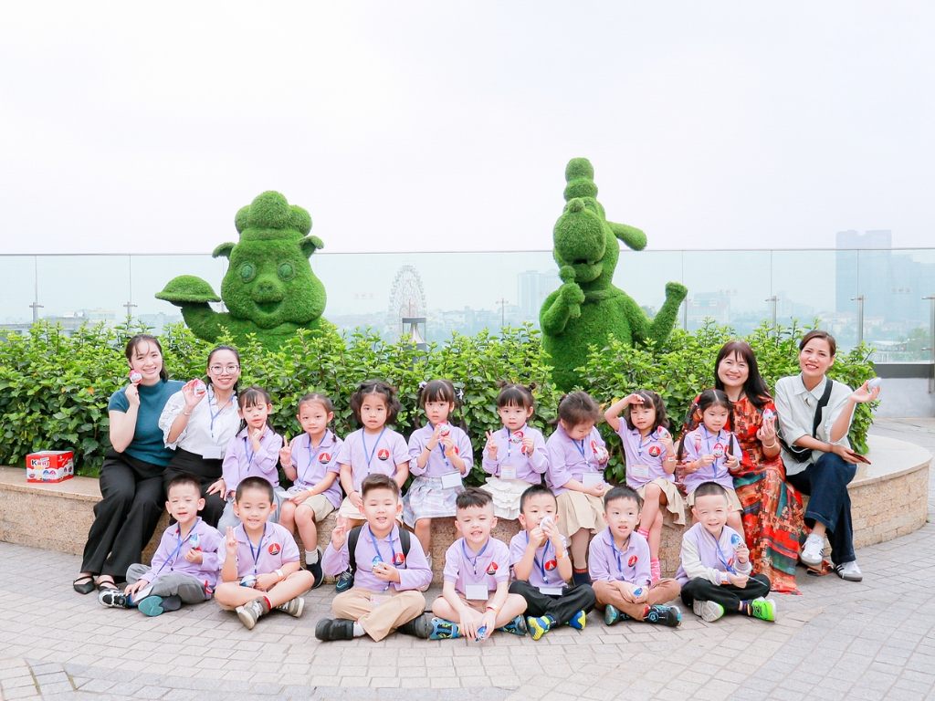 Đồng phục học sinh trường Marie Curie giúp tạo môi trường học đường thân thiện