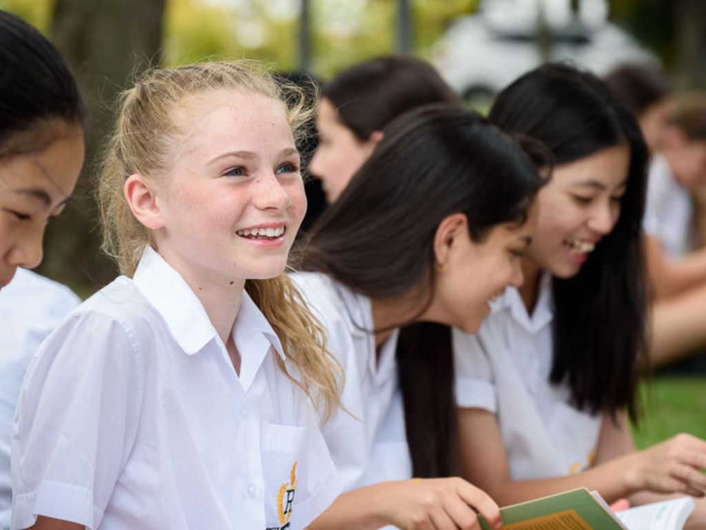 Thông tư hết hiệu lực nhưng bạn cần đảm bảo mặc đồng phục phù hợp