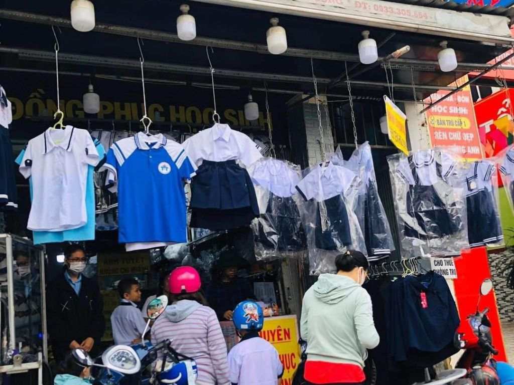 Hãy đến nơi bán đồng phục học sinh có trưng bày nhiều mẫu
