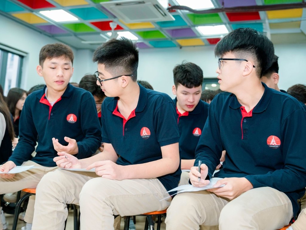 Áo đồng phục trường Marie Curie luôn có logo được in ở vị trí ngực trái