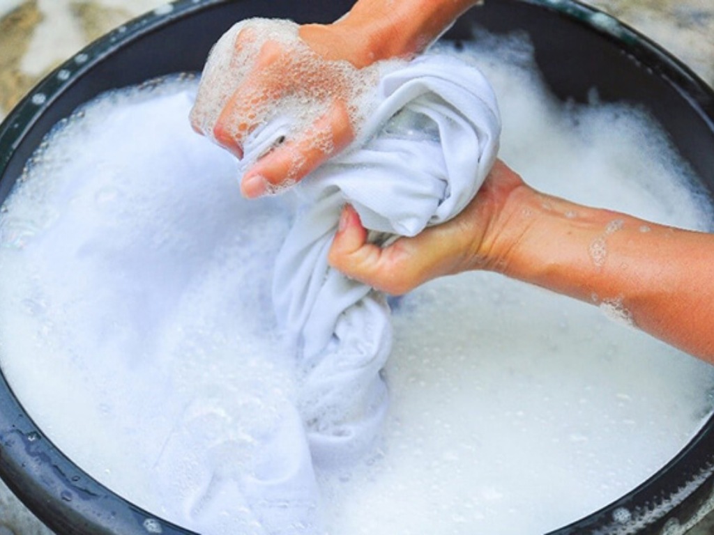 Phương pháp giặt tay là cách nhẹ nhàng và an toàn nhất cho đồng phục