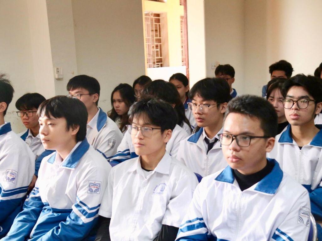 Áo đồng phục chính thường là áo khoác gió