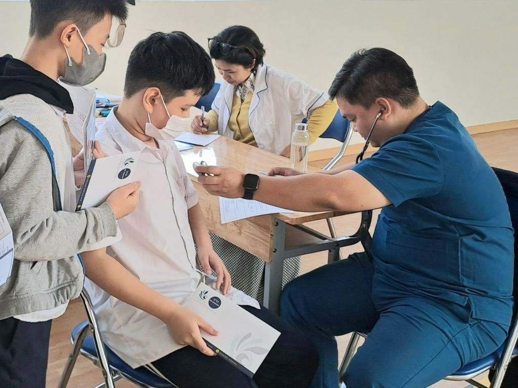 Bạn có thể chọn áo sơ mi cho áo đồng phục học sinh cấp 2