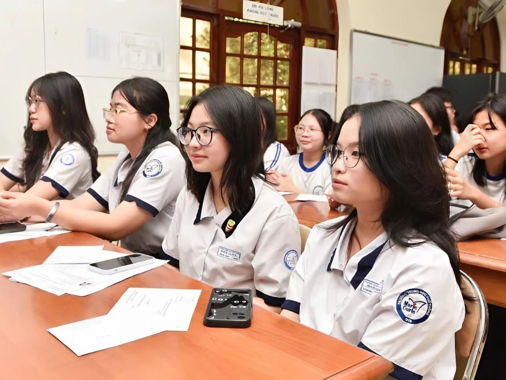 Logo được in trên cánh tay áo đồng phục trường Marie Curie TPHCM