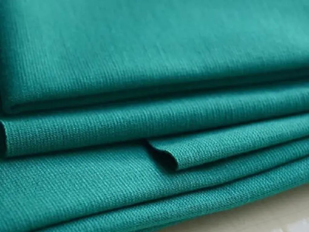 Bạn có thể chọn vải tuyết mưa để đảm bảo độ bền của đồng phục