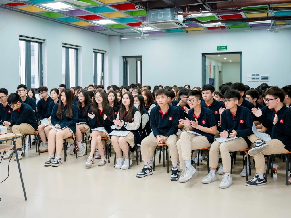Học sinh THPT Marie Curie phải mang giày đúng quy định khi mặc đồng phục