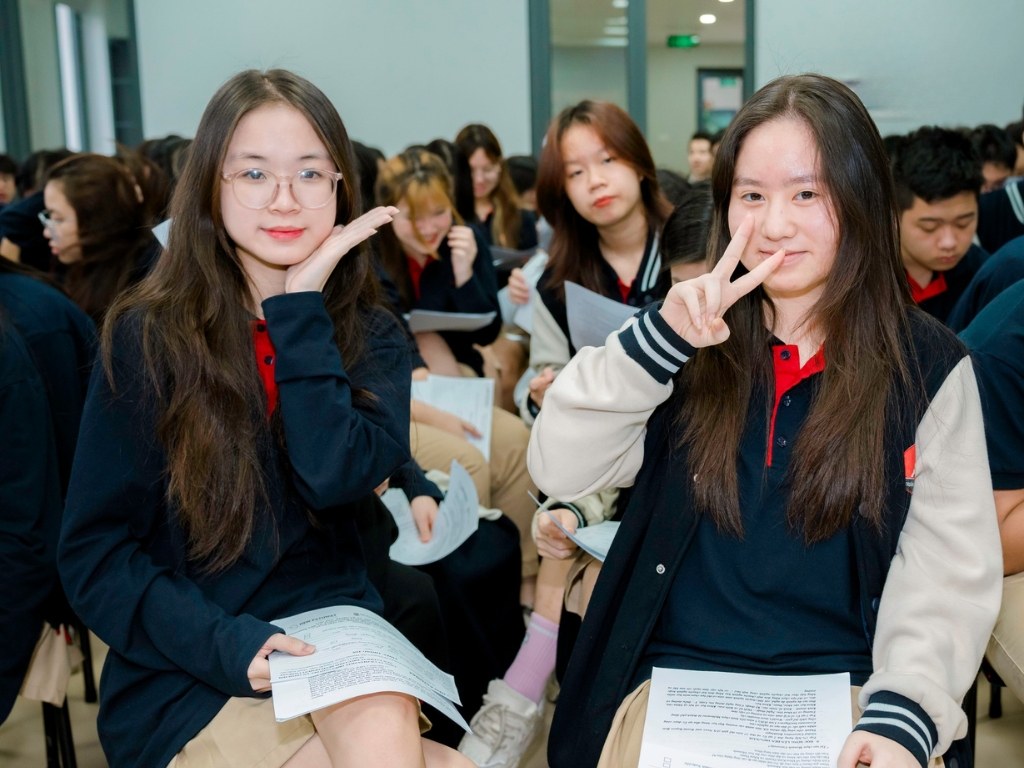 Vào mùa đông, học sinh THPT Marie Curie sẽ mặc đồng phục áo khoác/áo polo tay dài