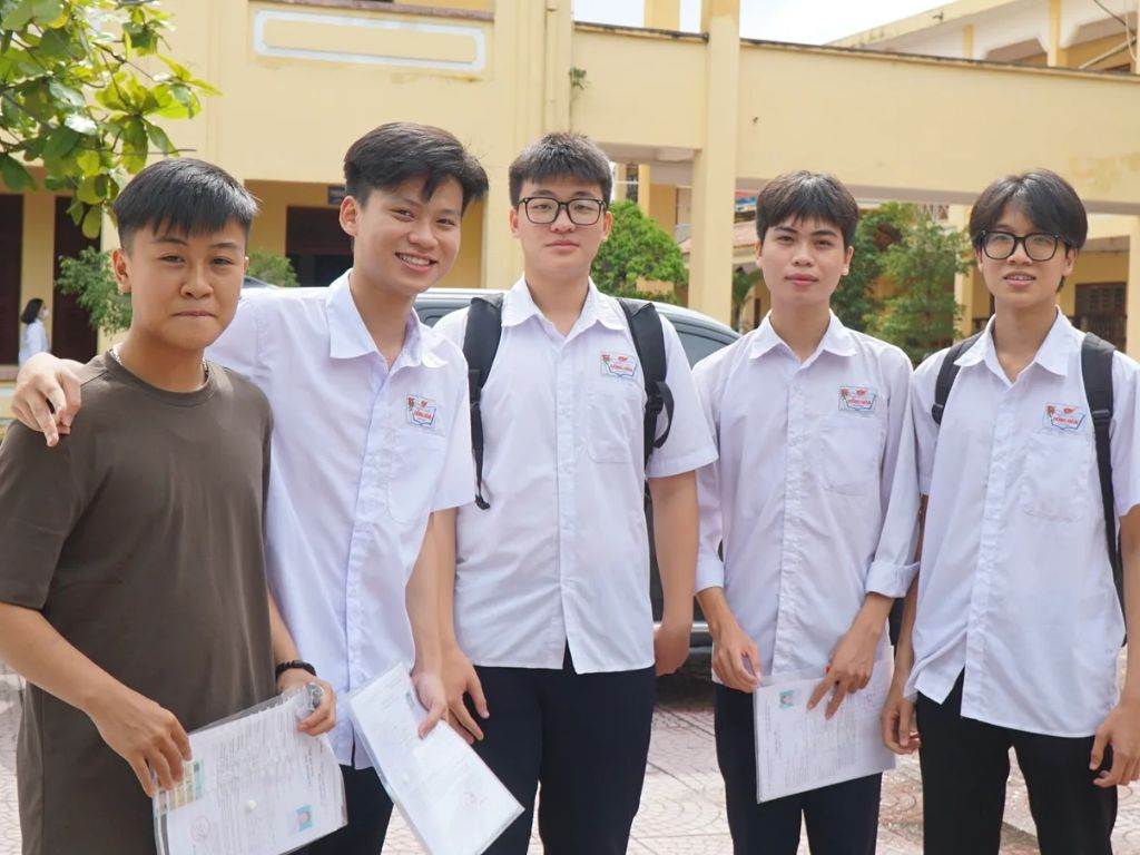 Bạn cần đảm bảo quần đúng với quy định trường