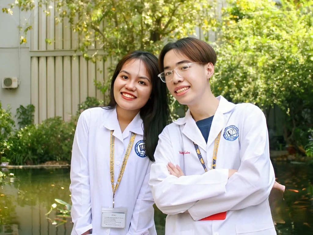 Áo Blouse đồng phục trường Đại học Y Dược - ĐHQGHN có chất liệu kate cao cấp