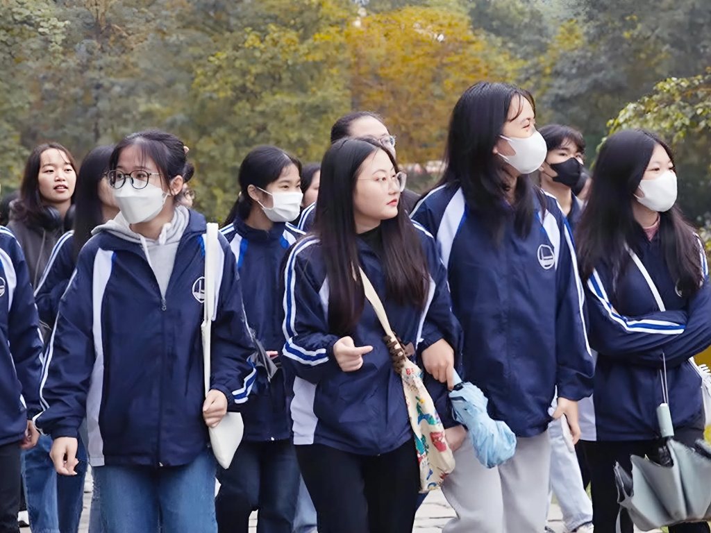 Áo khoác gió đồng phục màu xanh AK055 13 Áo Khoác Đại Học Quốc Gia Hà Nội: Vai Trò và Đặc Điểm Nổi Bật