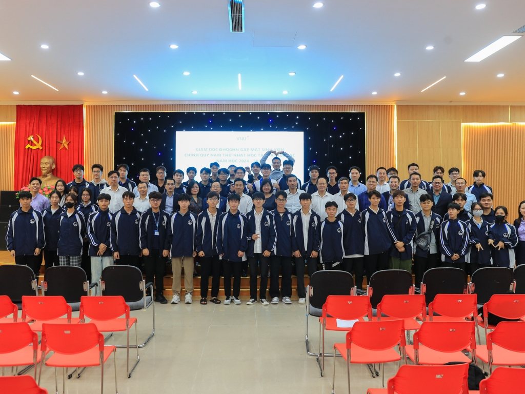 Chiếc áo khoác Đại học Quốc gia Hà Nội giúp tạo hình ảnh chuyên nghiệp
