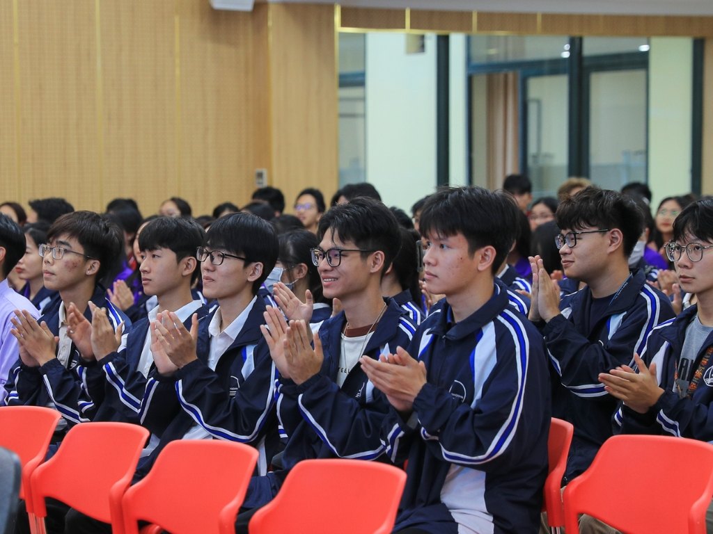 Áo khoác Đại học Quốc gia Hà Nội kiểu áo gió mang phong cách năng động