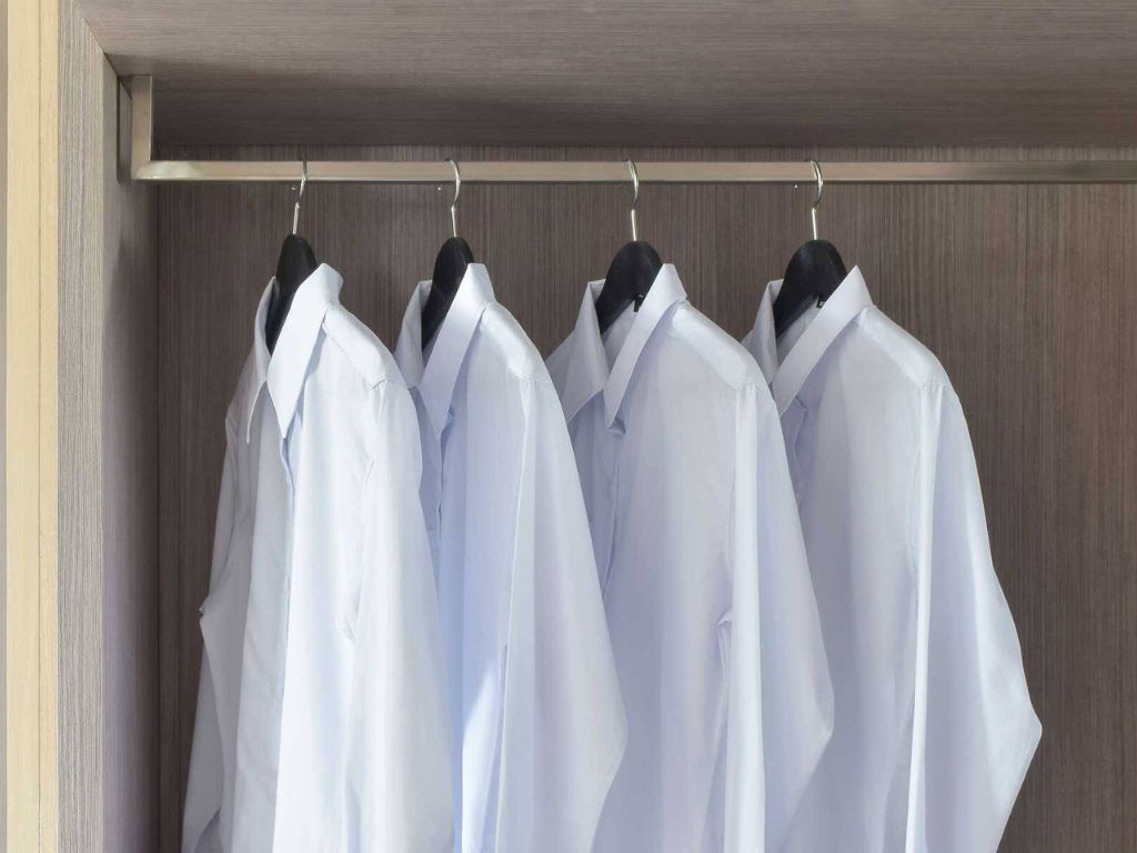 Bạn nên treo gọn trong tủ với móc treo đồ để áo luôn thẳng