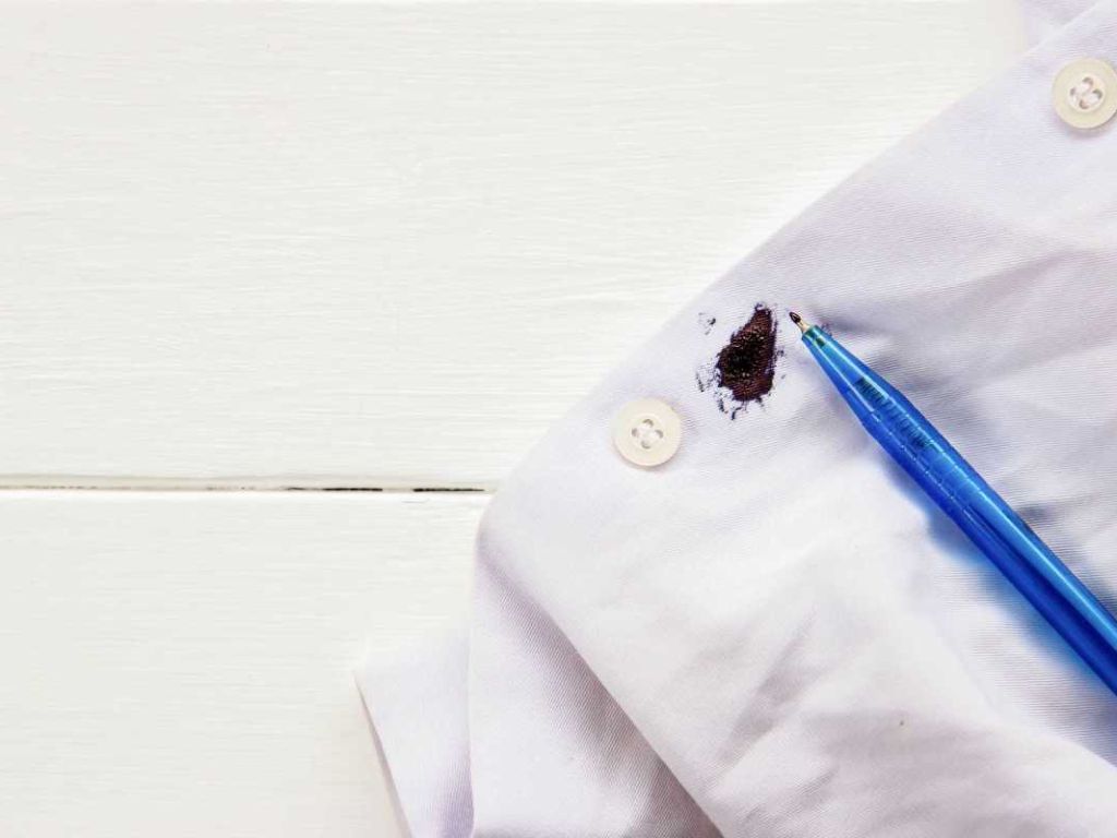 Vết mực bút rất thường gặp khi đi học