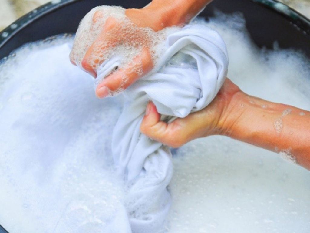 Ngâm áo với nước giặt và vò nhẹ