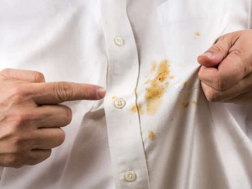 Áo trắng đi học thường bị dính thức ăn