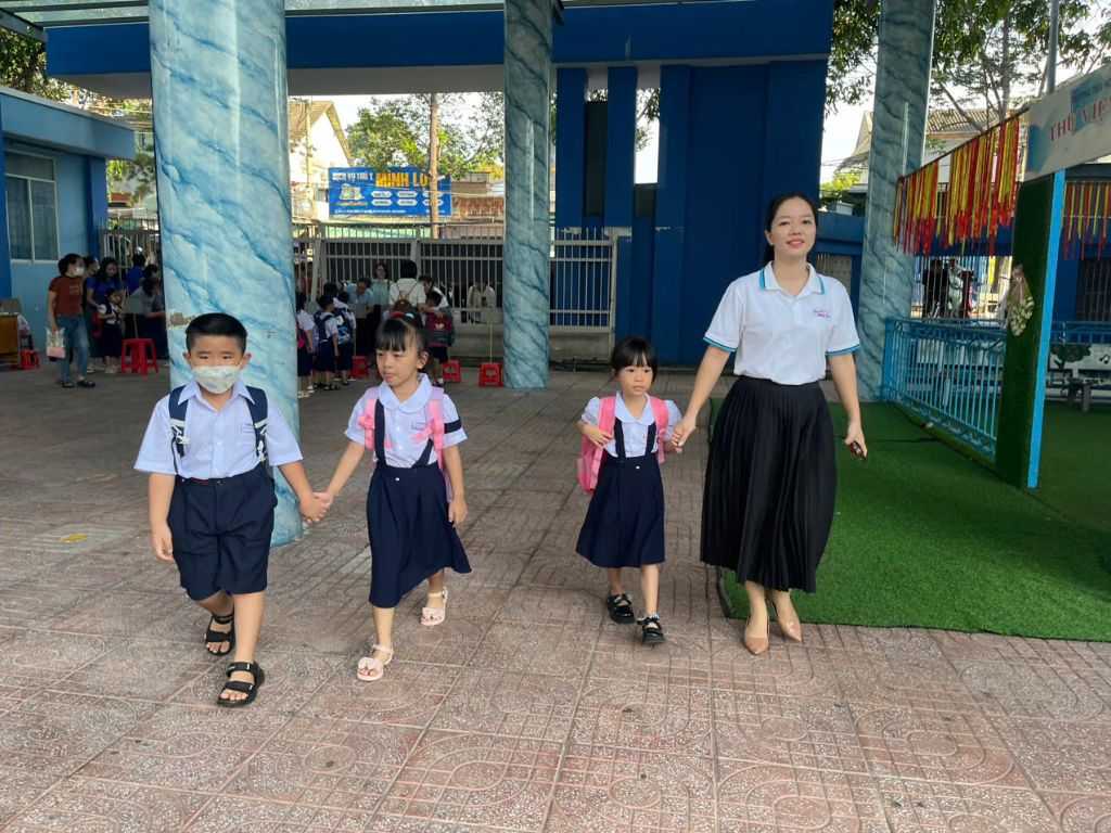 Bạn cần đảm bảo nút áo đều và chắc chắn khi trẻ mặc