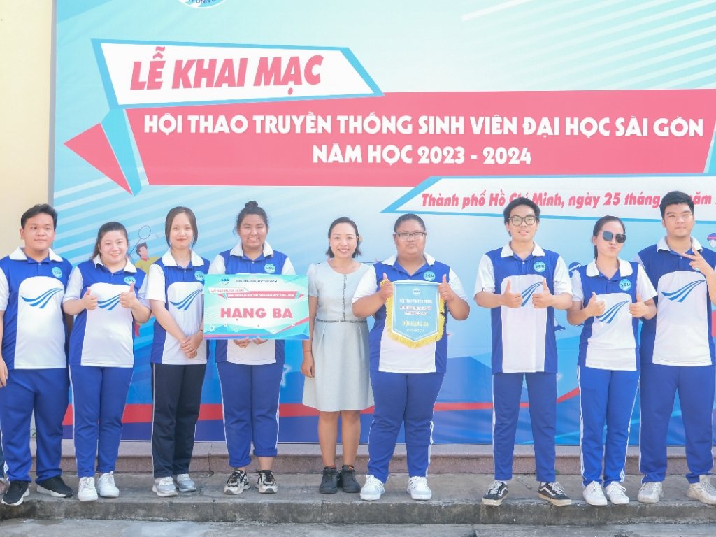 Đồng phục thể dục trường đại học sài gòn có kiểu dáng năng động và thoải mái