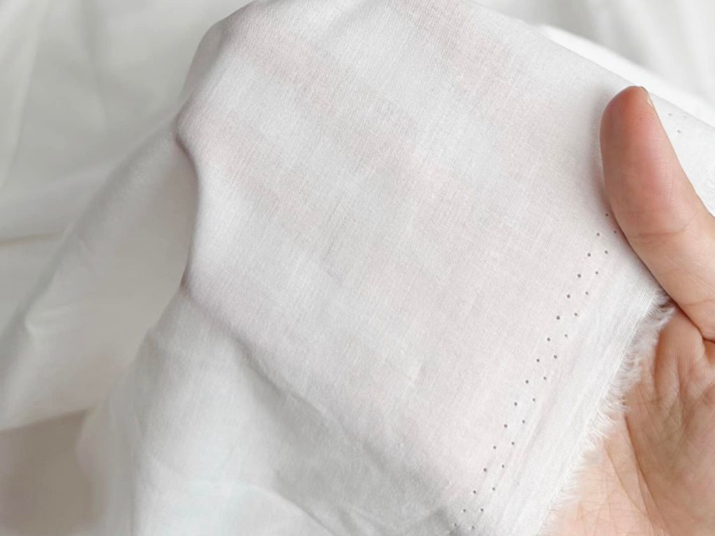 Bạn cần chọn vải đủ độ dày để may áo trắng nam đi học