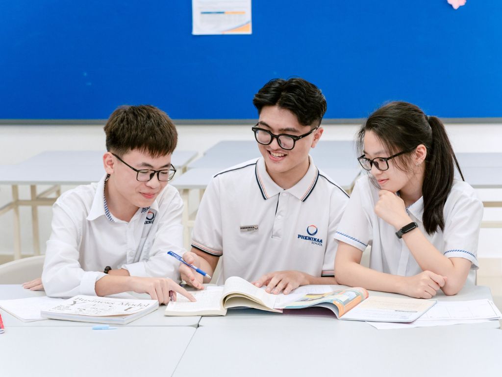 Áo sơ mi trắng đi học nam giúp học sinh bình đẳng trong học tập