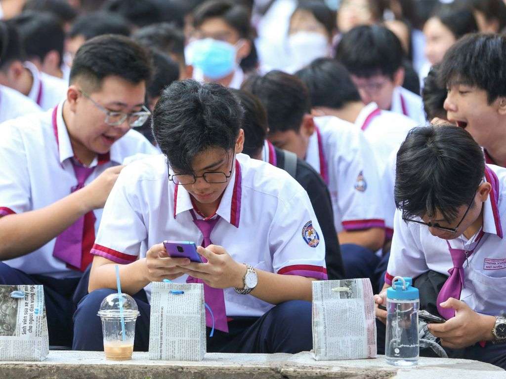 Màu áo sơ mi đi học nam thường có màu trắng