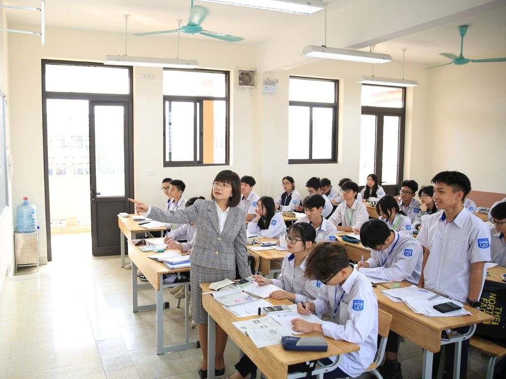 Áo sơ mi trắng thể hiện sự thanh lịch và chỉnh chu ở trẻ